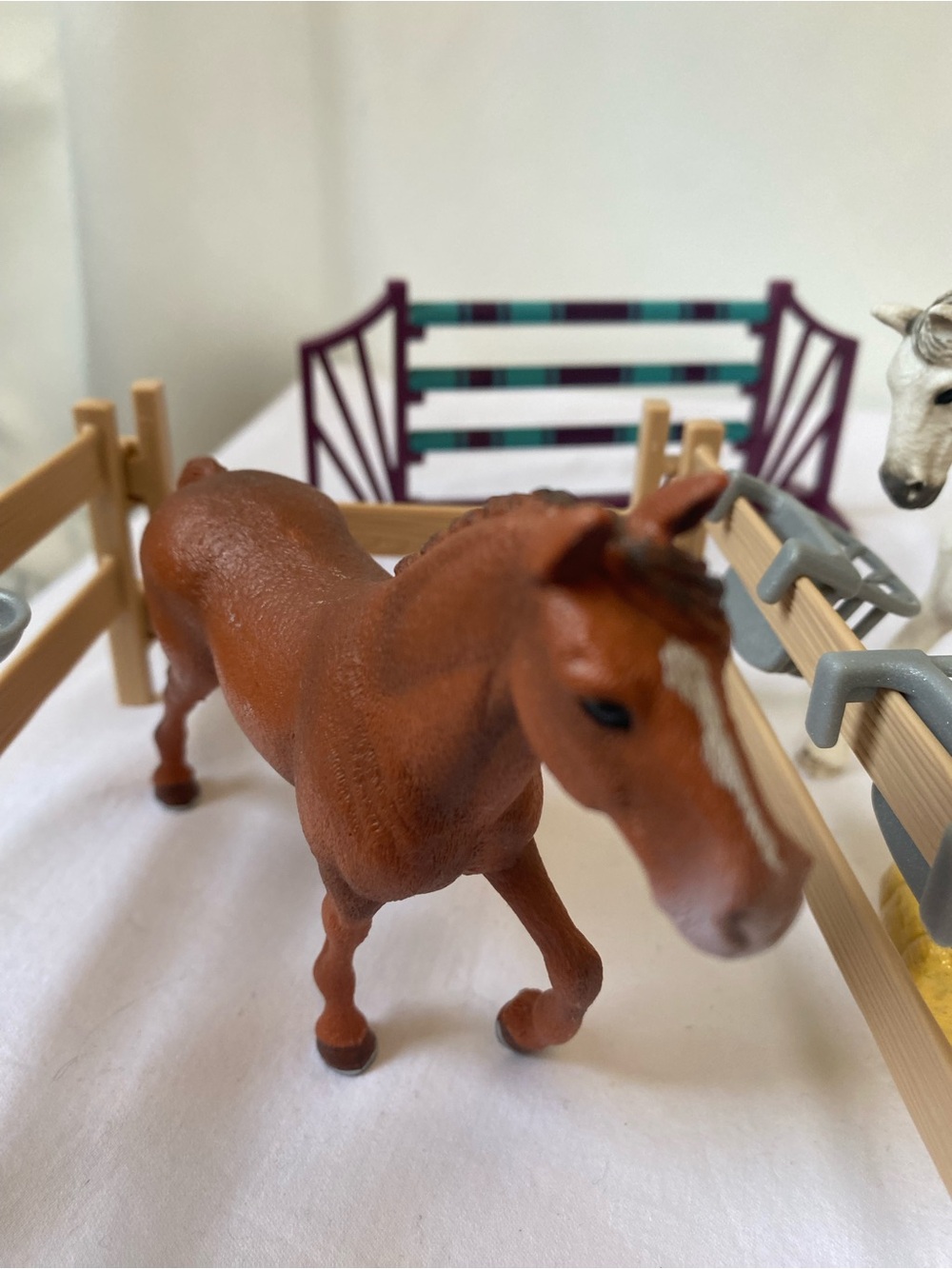 Schleich Set of 3 Horse Figures Plus Jump Bar Pen Grooming Accessories - Picture 12 of 13
